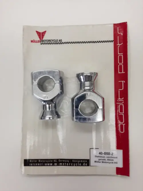 Zwei verchromte Motorradlenker-Riser mit einer Höhe von 50 mm, verpackt in einer transparenten Verpackung von Müller Motorcycle AG.